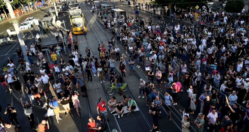 Mijera hungareze ne proteste, kunder ligjit qe prek bizneset e vogla